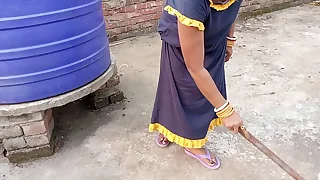 Bengali Bhabhi XXX झाड़ू निकाल रही भाभी को छत पर बने रूम जबरदस्त चोदा &excl; साफ हिंदी आवाज में